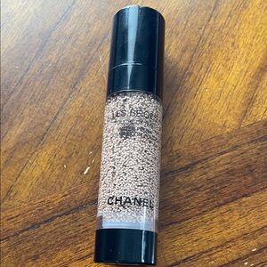 CHANEL Les Beiges Healthy Glow Foundation with Black Cap